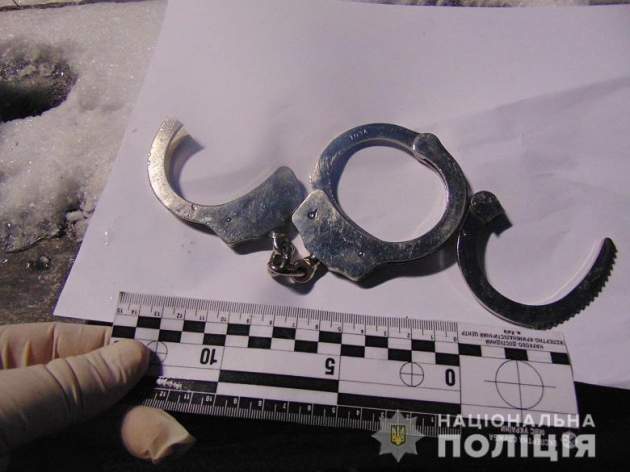 Приковали наручниками посреди улицы: в Киеве произошло дерзкое ограбление