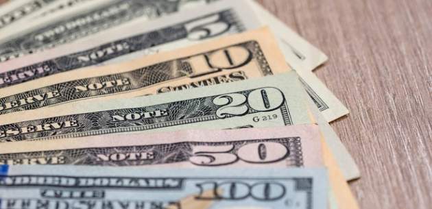Доллар подешевел: сколько теперь стоит валюта