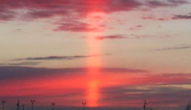 В небе над Техасом возник загадочный красный столб