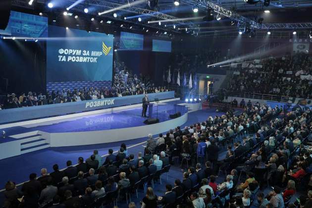 На масштабном форуме «За мир и развитие» оппозиционные силы официально выдвинули Александра Вилкула кандидатом в Президенты Украины