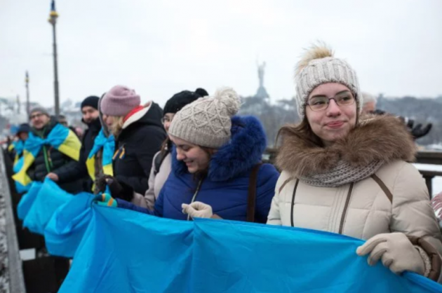 В Киеве на мосту Патона образовалась "живая цепь". Видео