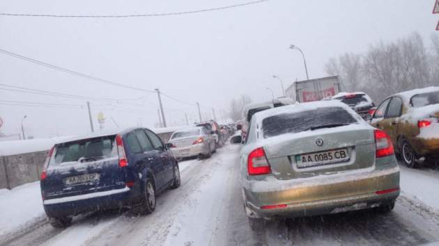 Из-за снегопада Киев практически остановился в пробках