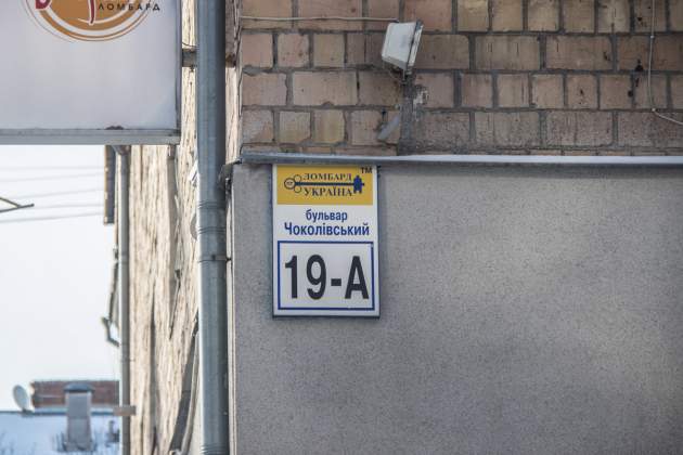 В Киеве неуправляемое авто протаранило стену дома