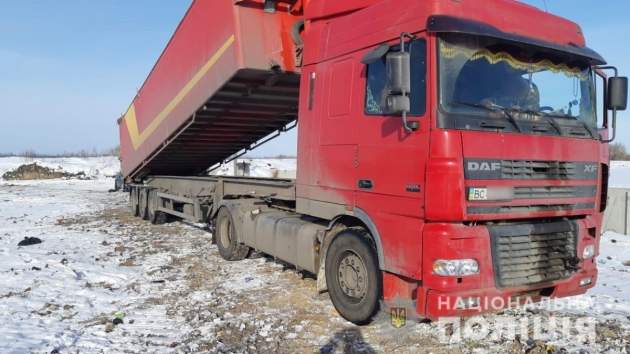Львовские мусоровозы снова застукали в Киевской области