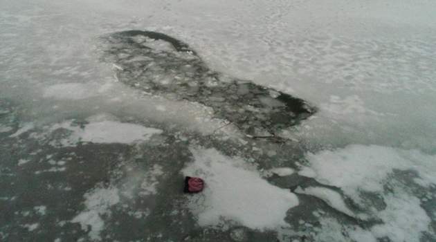 Женщина без раздумий прыгнула в прорубь, чтобы спасти провалившихся под лед детей. Видео