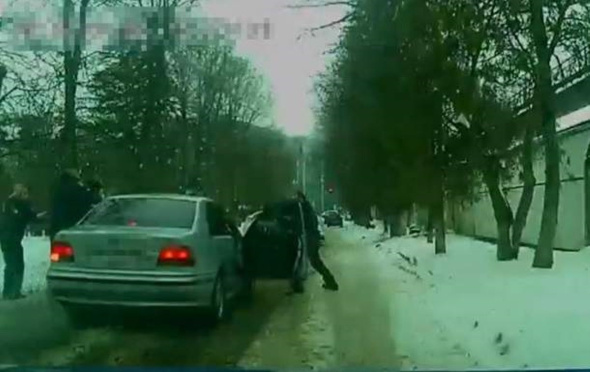Во Львове пьяный водитель пытался скрыться от полиции, но не смог. Видео
