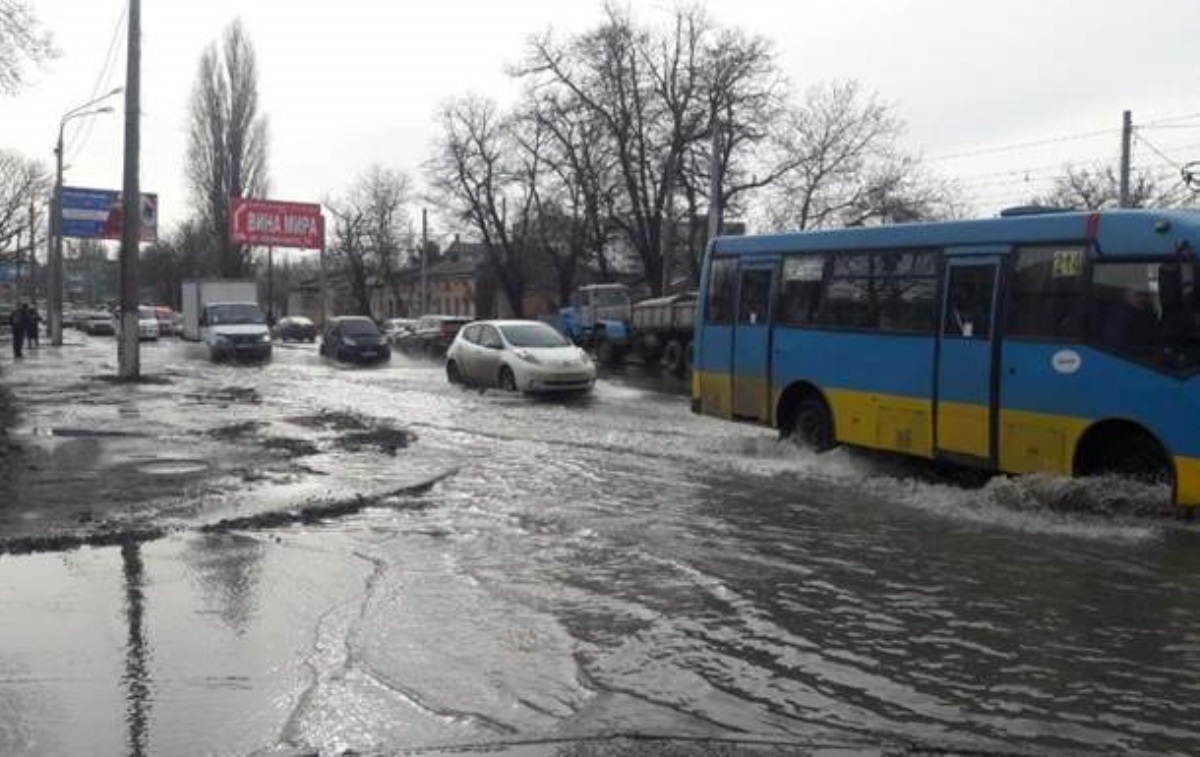 В Одессе прорыв водопровода превратил улицу в Венецию. Фото