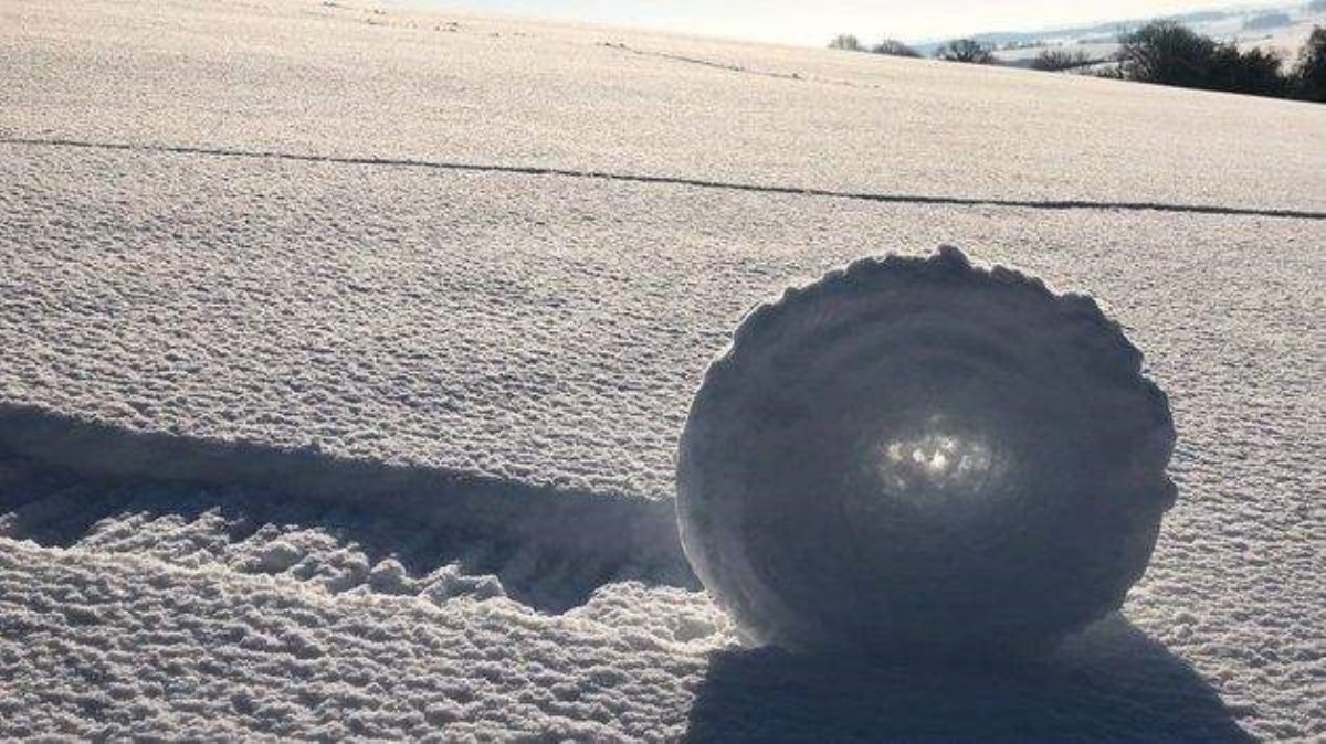 Таинственные шары из снега: в Англии не видели ничего подобного