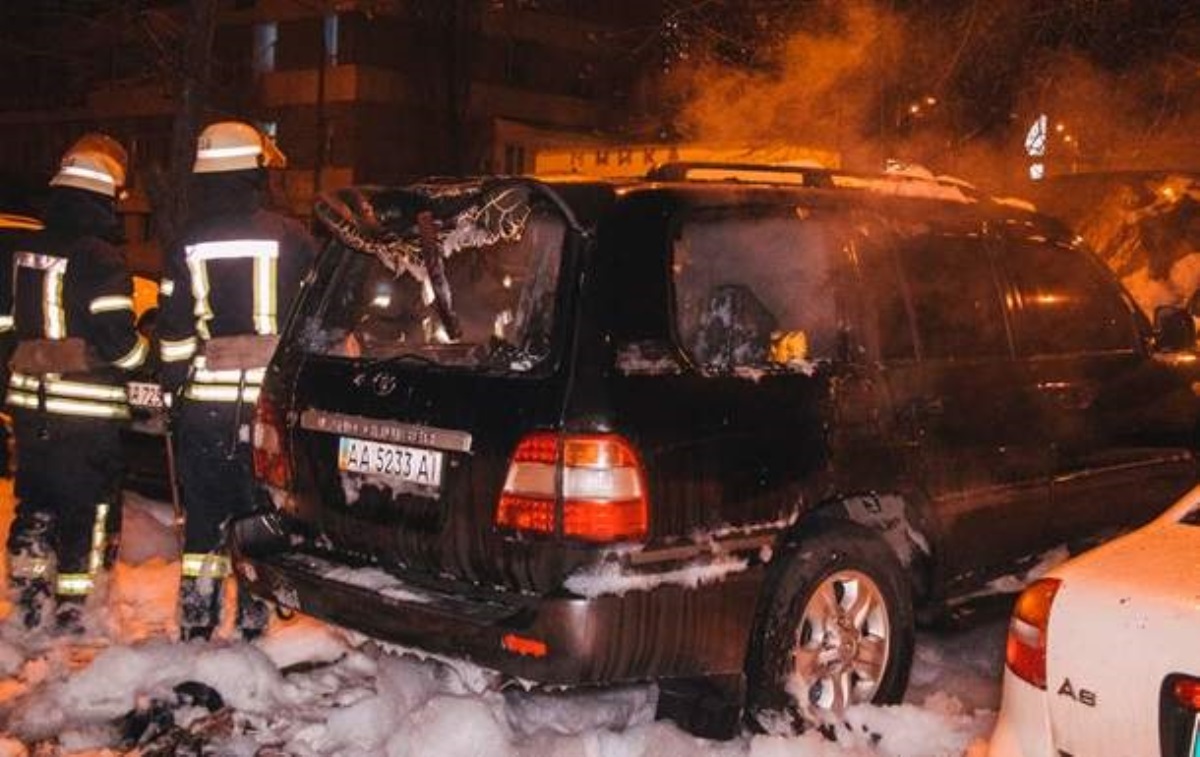В Киеве на парковке сожгли Land Cruiser