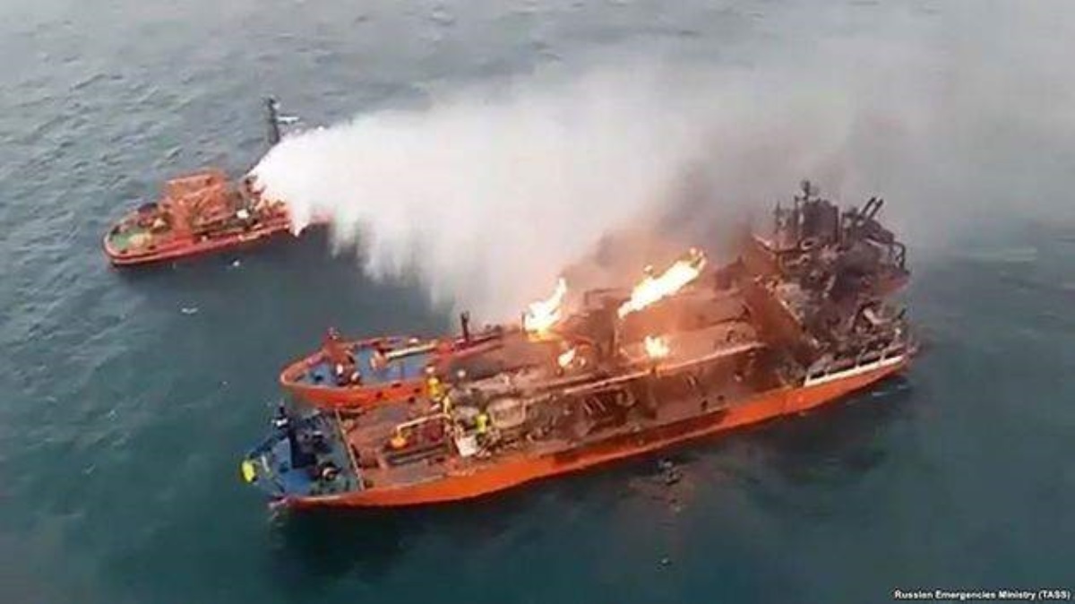 Горящие в Крыму танкеры попали в шторм
