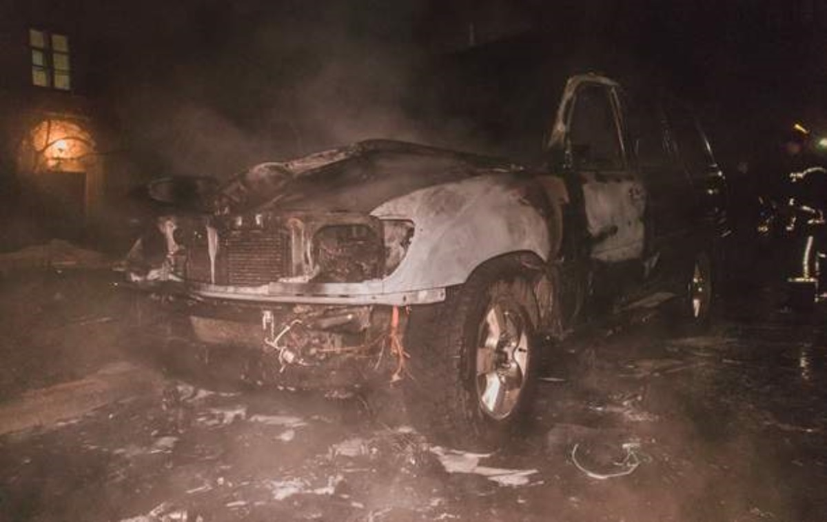 В Киеве сожгли автомобиль депутата