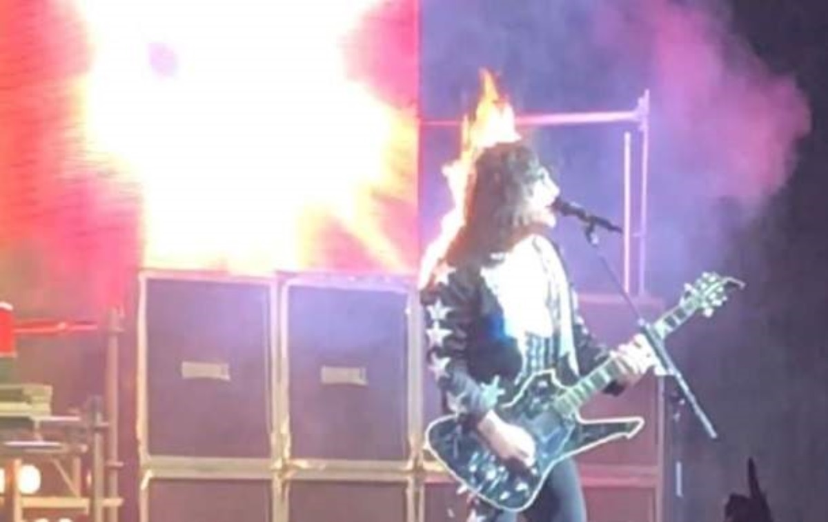 У гитариста на сцене загорелись волосы, но он не подал виду. Видео