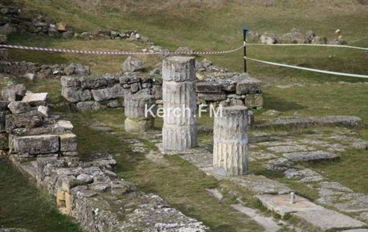 В Крыму обрушились колонны античного города. Видео