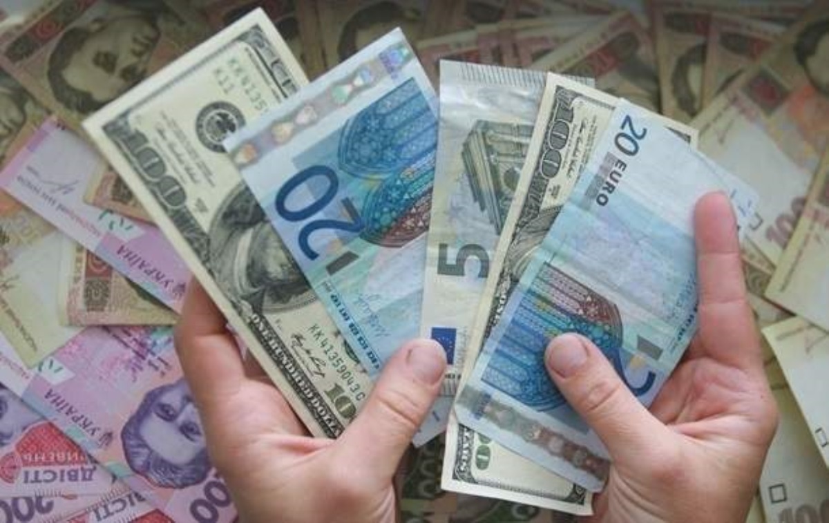 Названы страны-лидеры по переводу денег в Украину
