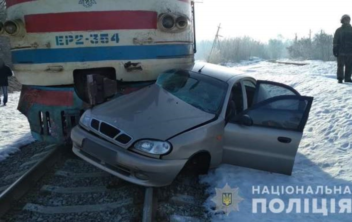 В Харьковской области электричка протаранила авто. Фото