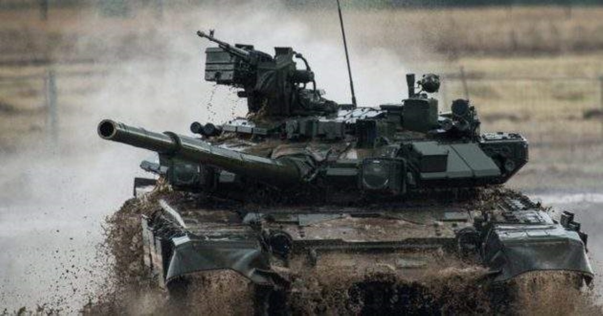 РФ стягивает к границам Украины военную технику: что происходит