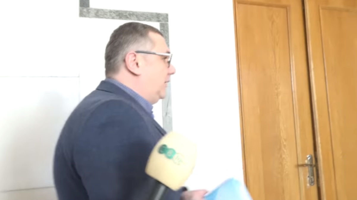 Соцсети высмеяли чиновника, включившего "запрещенное видео" на совещании