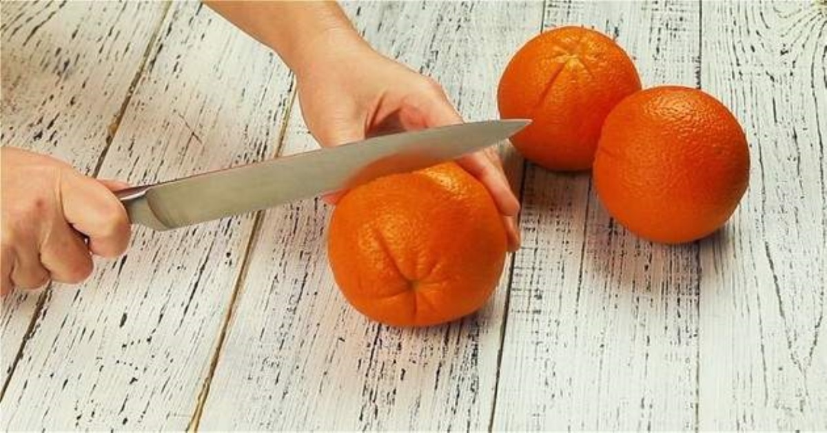 Украинский супермаркет продает апельсины с "сюрпризом": впечатлительным не смотреть