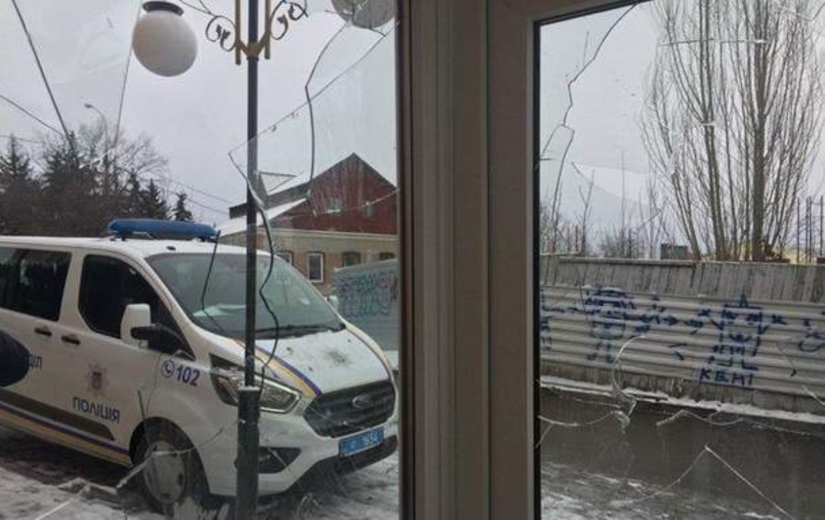 В центре Винницы разбили окна в офисе партии Порошенко. Фото