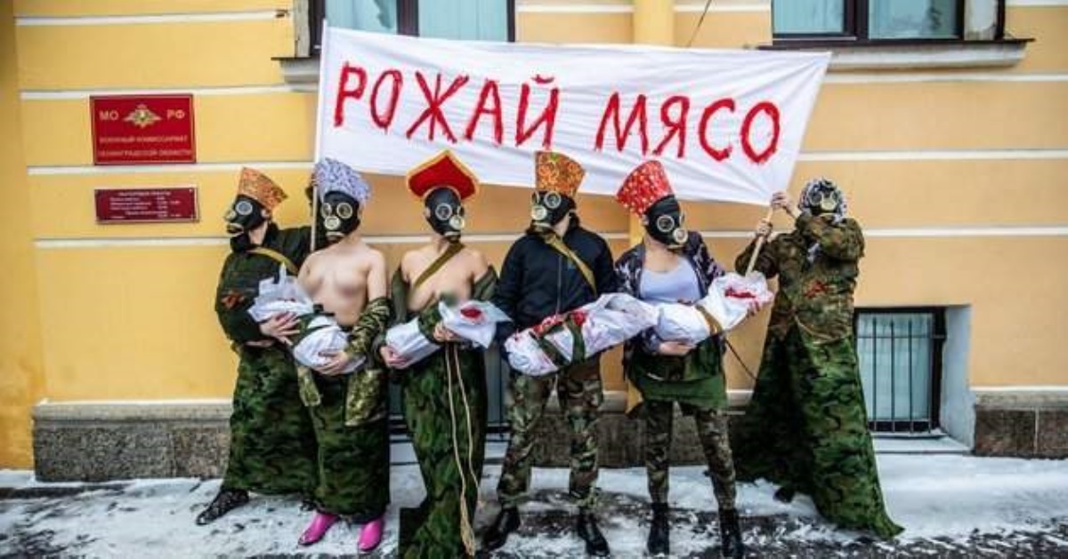Россиянки устроили "гологрудный" протест