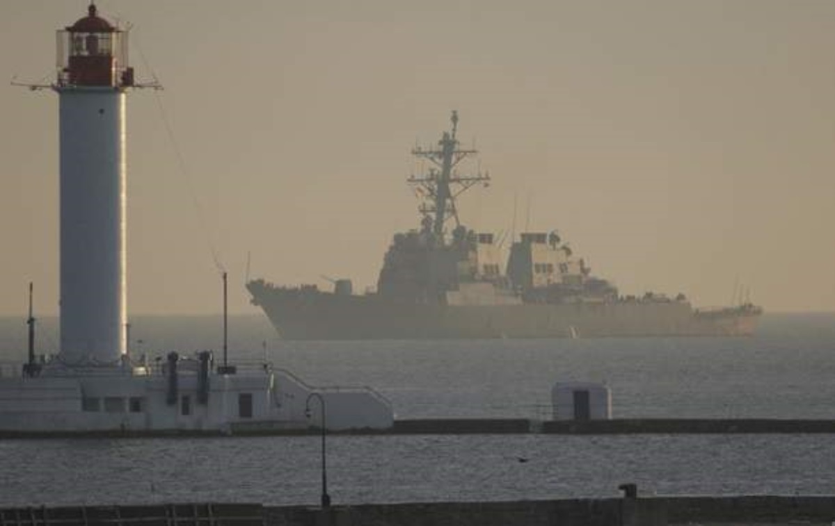 Американский эсминец пришвартовался в Одессе. Фото