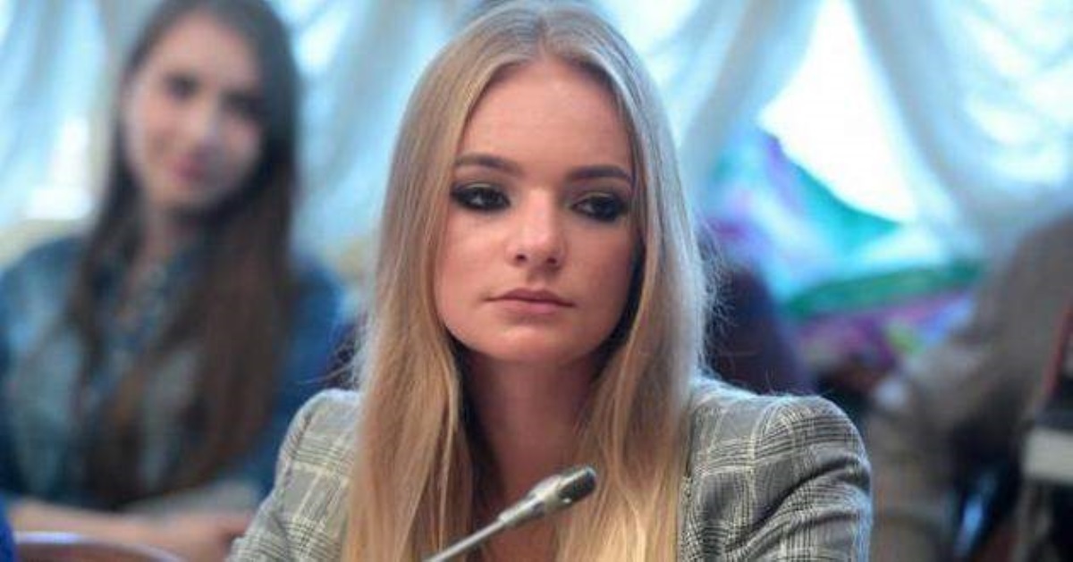 Поближе к секретным документам: Песков продвинул дочь на работу в Европарламент