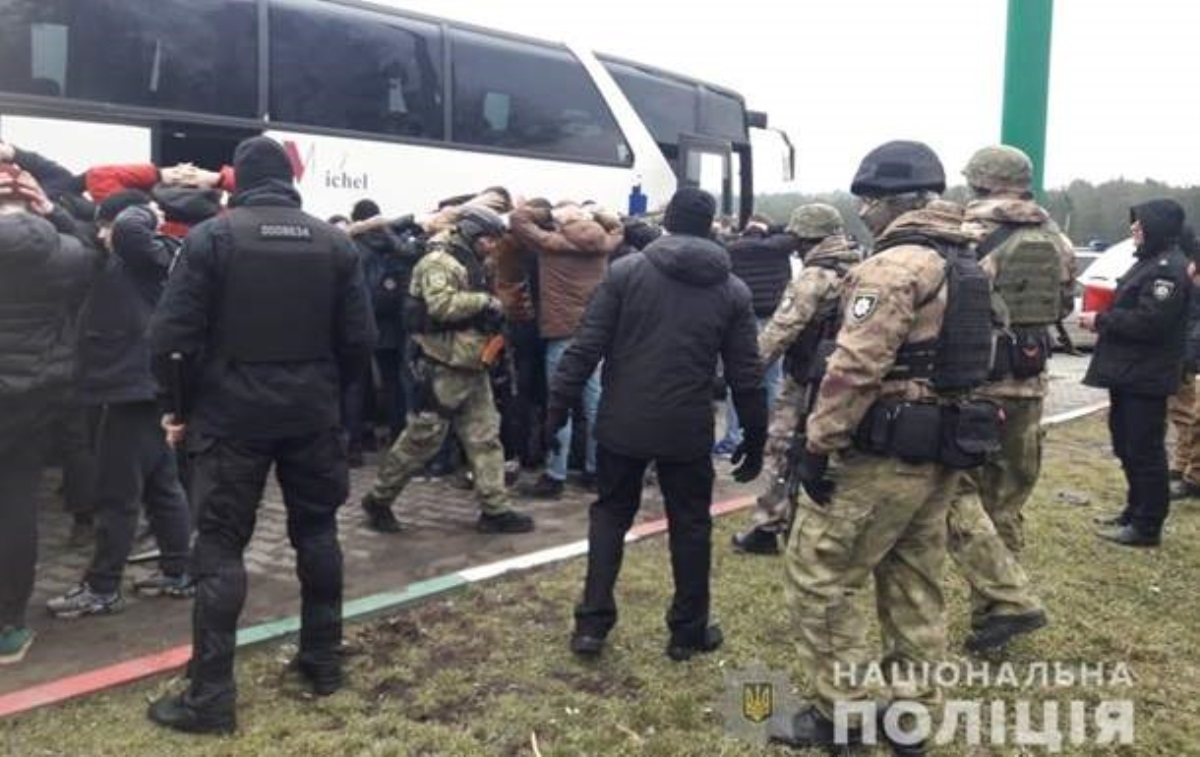 В Одессе задержали автобусы с "вооруженными людьми". Фото