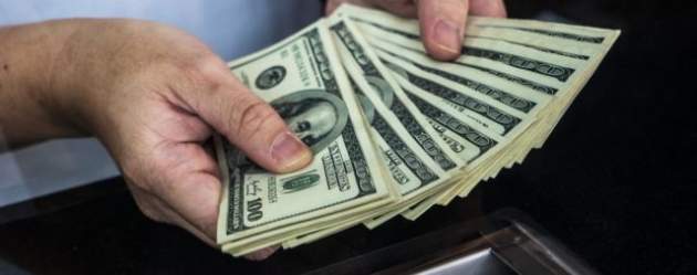 "ПриватБанк" попал в скандал с бракованными долларами