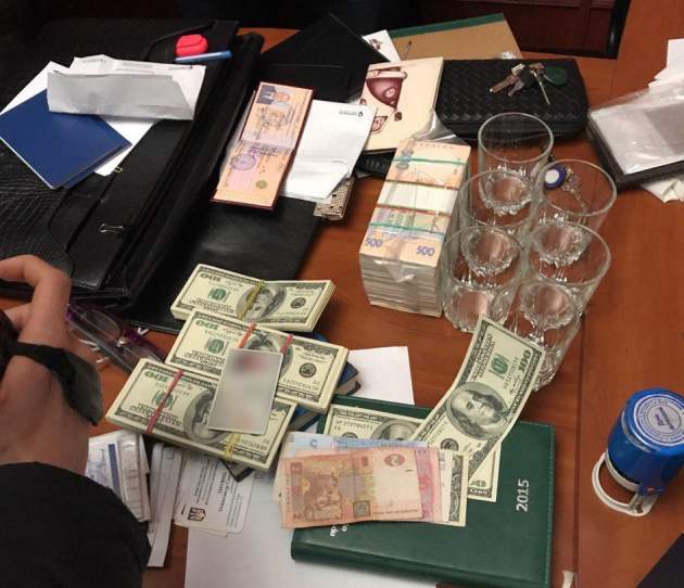 В Киеве крупную полицейскую "шишку" поймали на взятке в 34 тысячи долларов