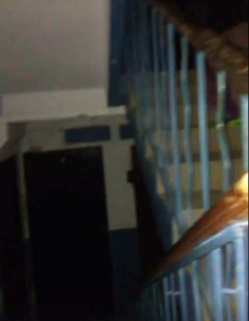В Запорожье мать с двумя детьми заставили жить в подъезде. Видео