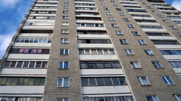 В Киеве мужчина выпал с 9 этажа многоэтажки и выжил