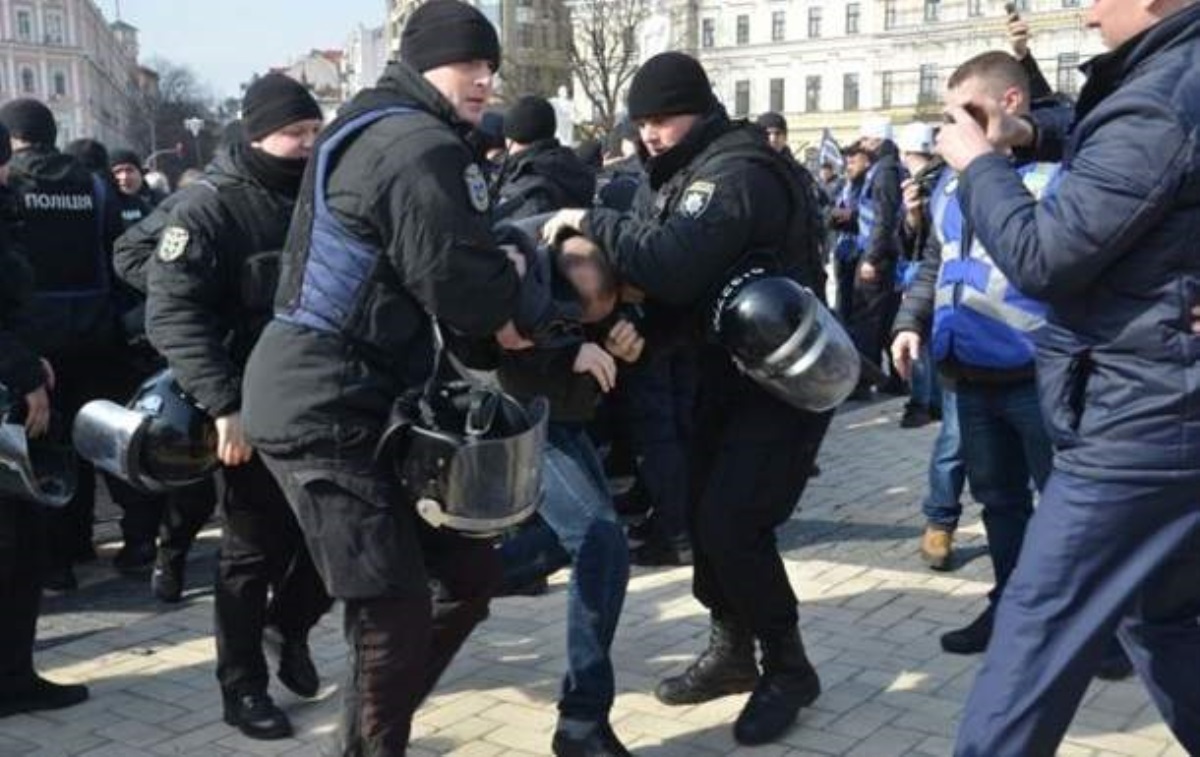 Радикалы устроили драку на Марше женщин в Киеве. Видео