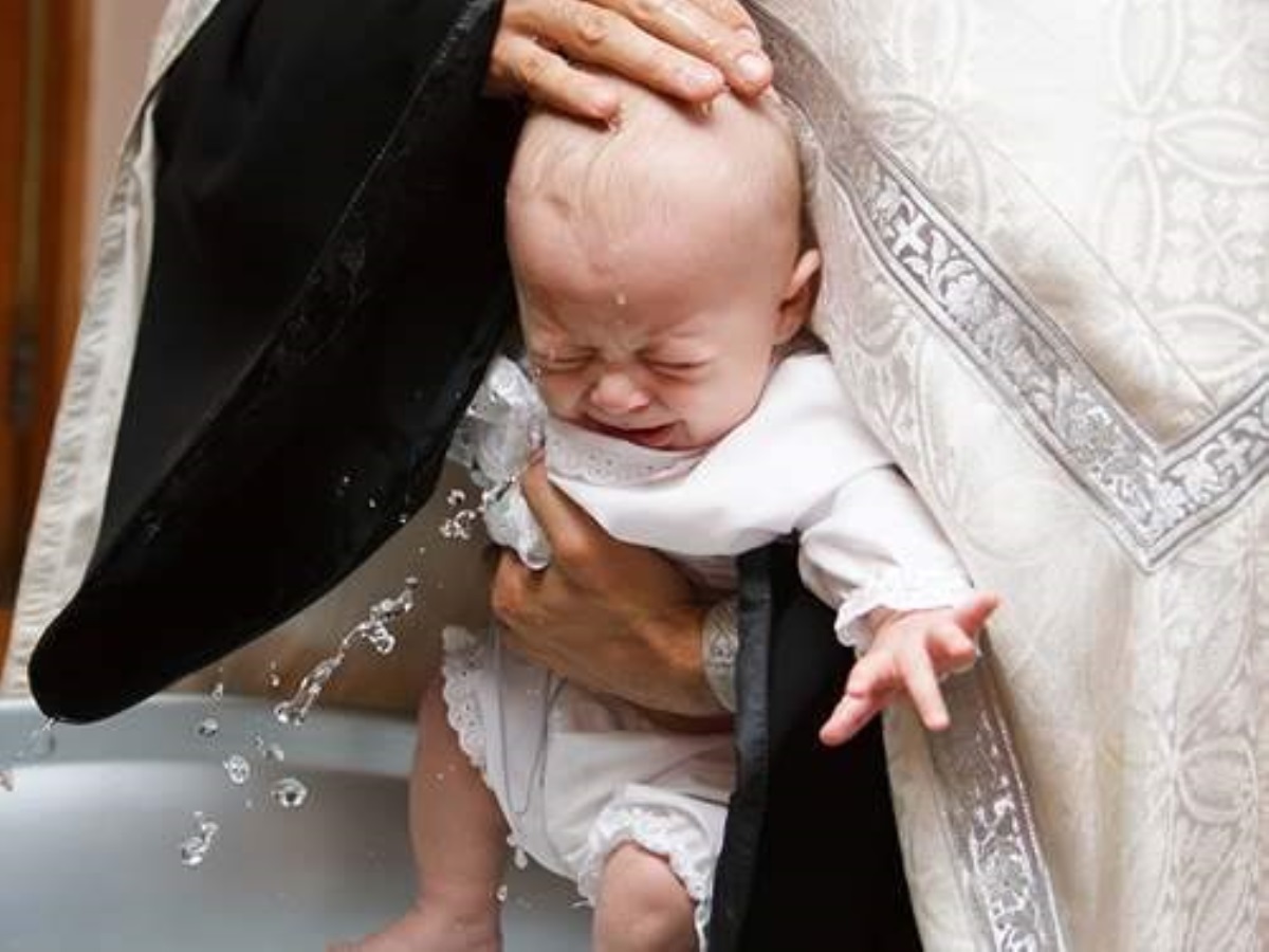 Можно ли крестить ребенка на пасху. Крестины ребенка. Крещение младенца. Крестины мальчика фотосессия. Крещение ребенка фото.