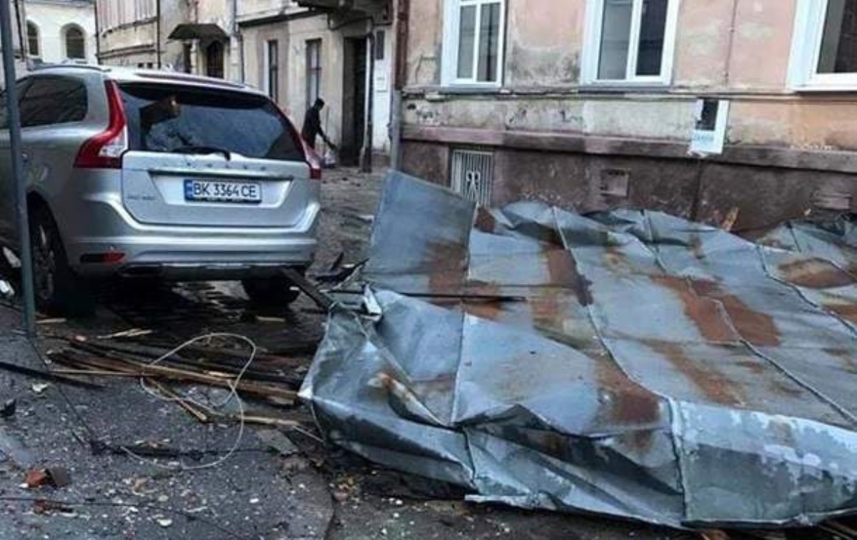 Порывы 35-40 м/с: на Львовщине дует шквальный ветер