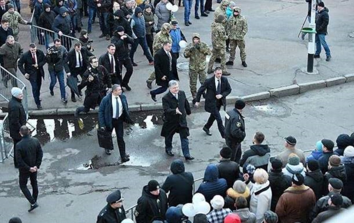 В АП заявили о фейковом фото "побега" Порошенко в Житомире