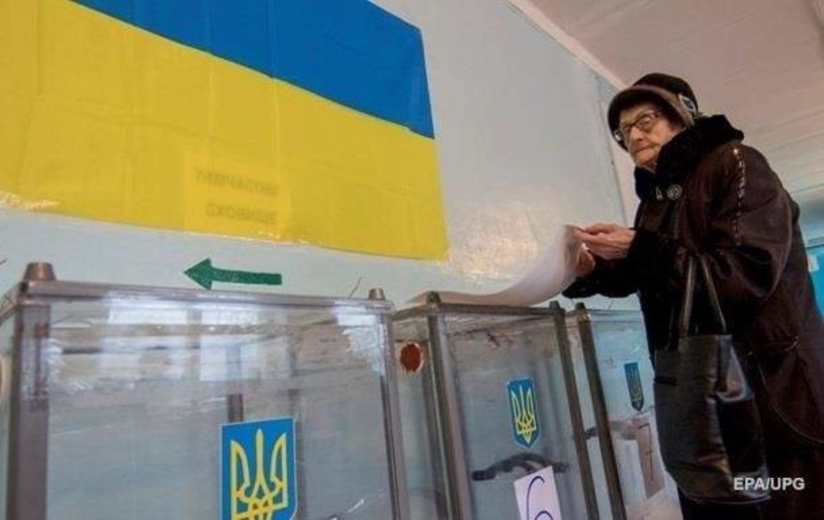 Во второй тур выборов выйдут Зеленский и Порошенко - социологи