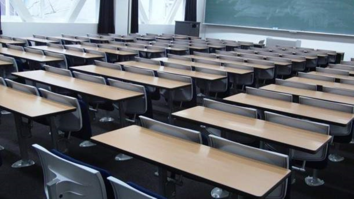 В школе Днепра на занятия массово не вышли более 500 учеников