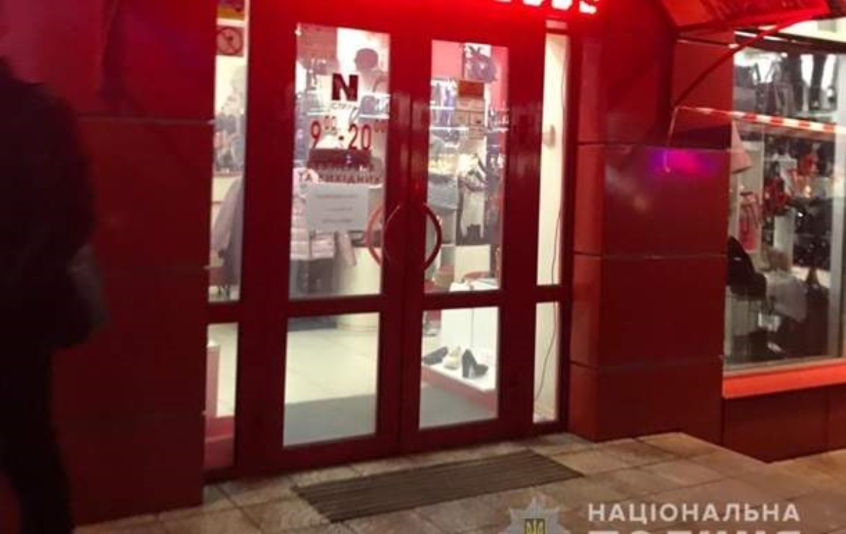 Под Киевом автоматчики ограбили ювелирный магазин
