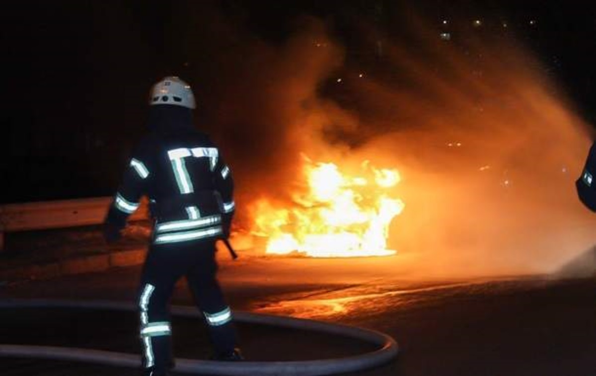 В Киеве автомобиль загорелся на ходу