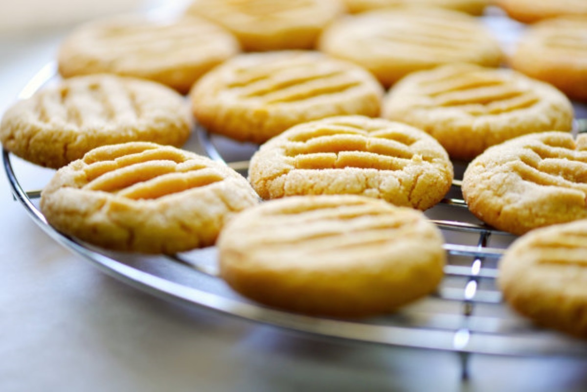 Быстрое печенье на сметане и маргарине: вкусная идея для тех, у кого нет времени готовить