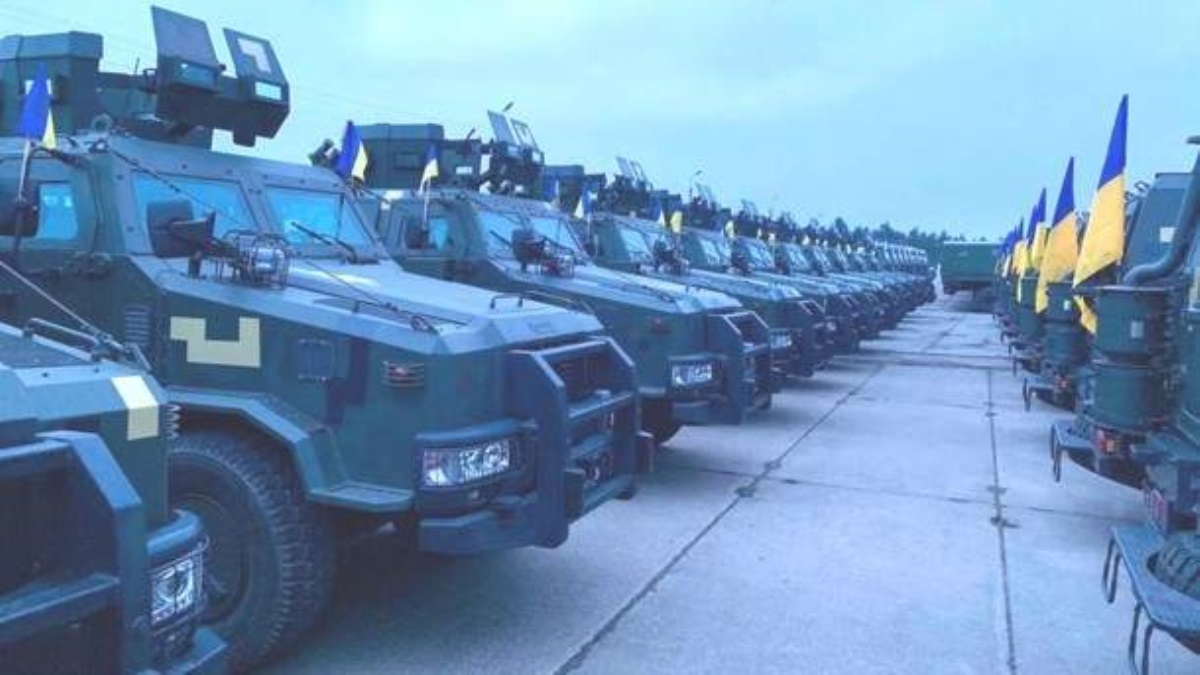 Порошенко передал ВСУ более 400 единиц техники и вооружения