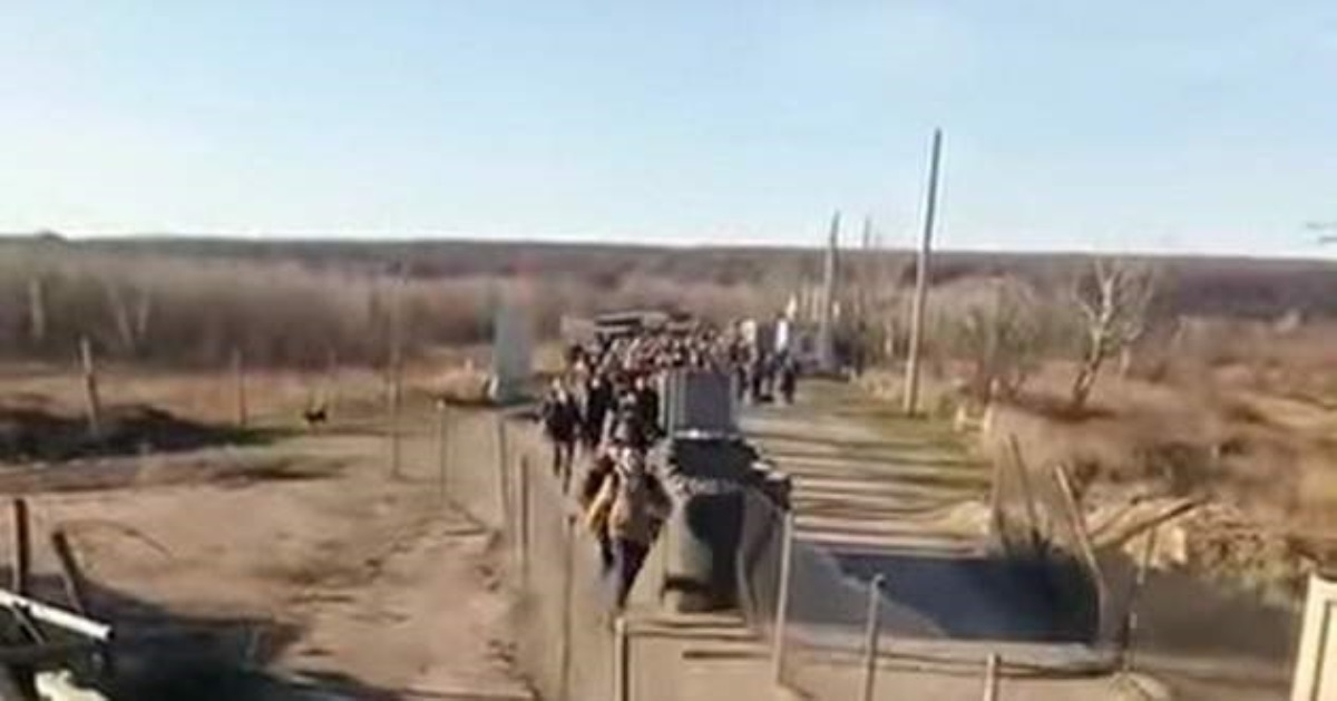 Как жители ЛНР утром бегут через КПВВ в Украину: поразительные кадры