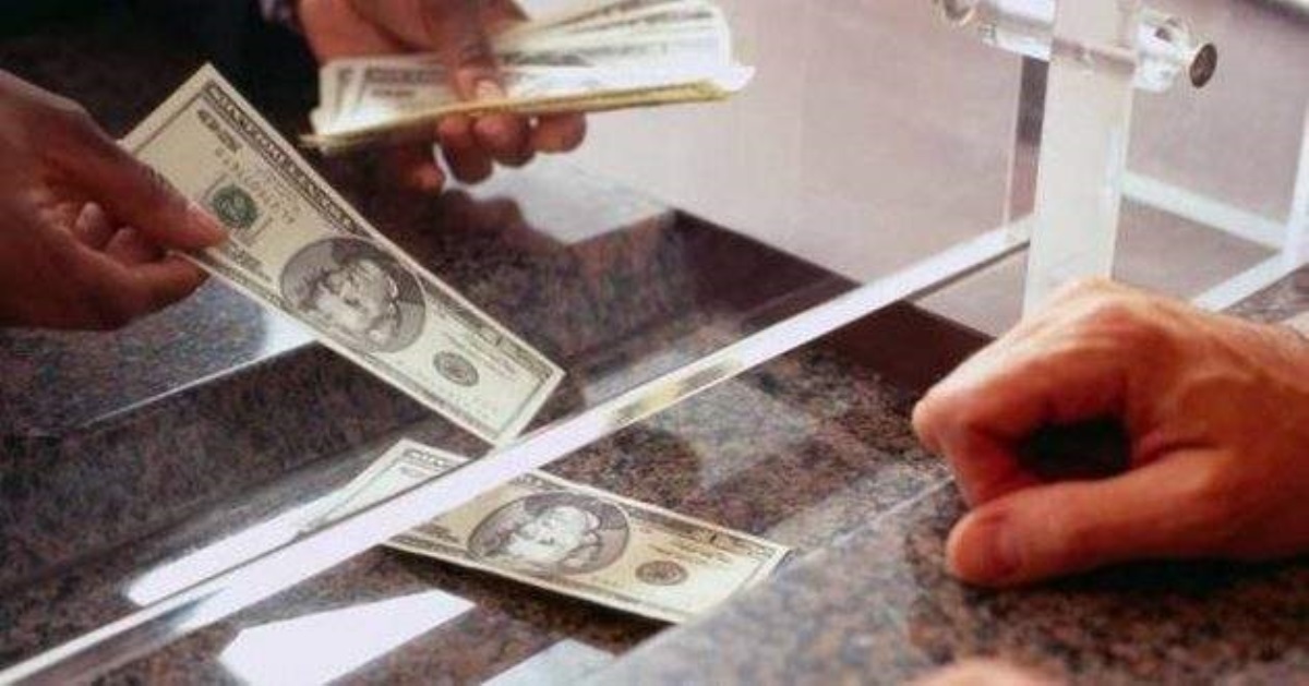 Из Украины вынули доллар перед выборами: что творится в обменниках