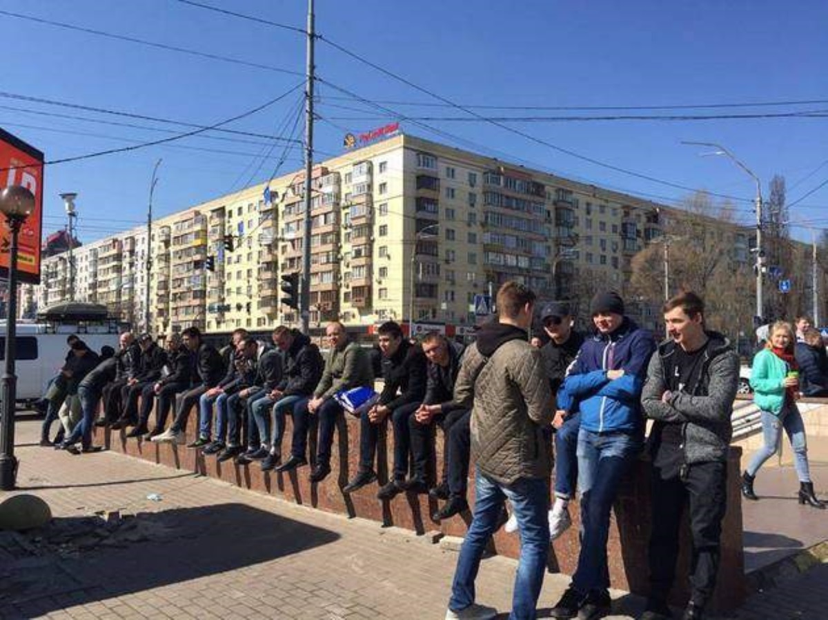 Стаи "титушек" окружили ЦИК