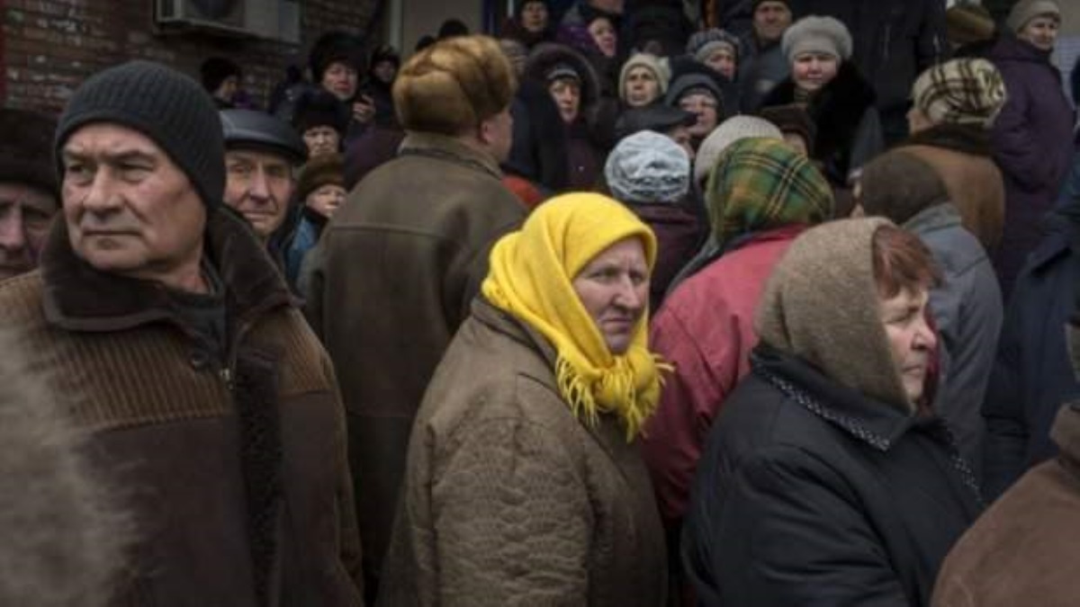 Пенсионеры пошли на "штурм" избирательного участка: появилось видео