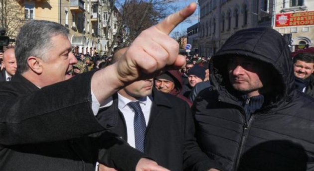 Порошенко в Чернигове не послушал охрану и пошел напролом через толпу "Нацкорпуса"