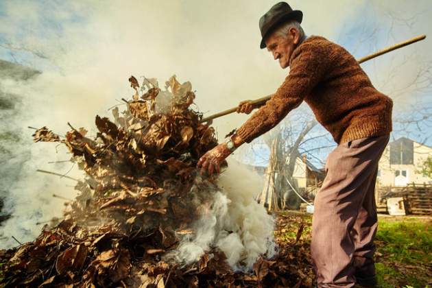 Украинцев хотят штрафовать за сжигание травы и мусора