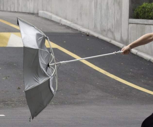 Порыв ветра унес мужчину на зонтике в небо
