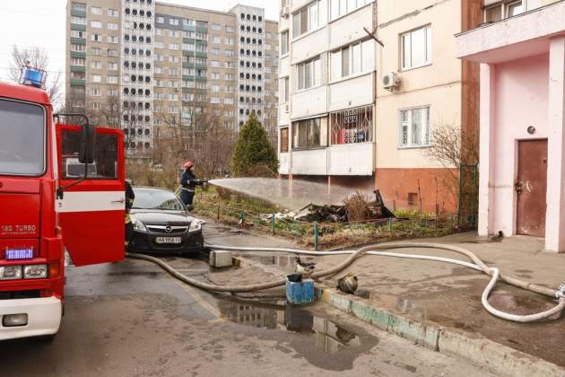 В Киеве вспыхнул пожар в многоэтажке: есть жертвы. Видео