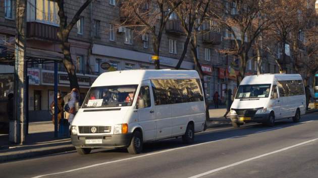 Водитель маршрутки попался на просмотре фильма во время езды